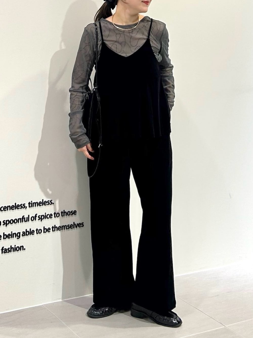 「秋服準備はじめました、きれいめカジュアル、シアートップス、ショルダーバッグ、シンプルコーデ、お出かけコーデ、レイヤードスタイル、モノトーン、プチプラ、秋コーデ、小物で作る初秋コーデ、st2508、ベロア、ローファー、セットアップ」｜「KBFのベロアイージーパンツ（その他パンツ、ブラック系）」を使った、nanakaさん（レディース・155cm）の秋コーディネートの2枚目の写真