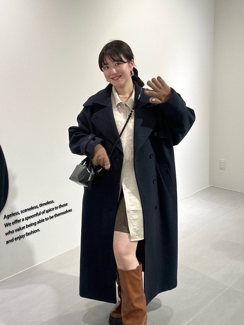 「プチプラ、冬アウター、レイヤードスタイル、ロングブーツ、チェスターコート、ロングコート、ネイビーコーデ、きれいめカジュアル、キレイめ、カジュアルガーリー、カジュアルコーデ、オトナカジュアル、オトナ女子、お出かけコーデ、骨格ストレート」｜「KBFの『2サイズ展開』コクーンロングコート（ステンカラーコート、ブルー系）」を使った、nanakaさん（骨格ストレート・レディース・155cm）の冬コーディネートの7枚目の写真