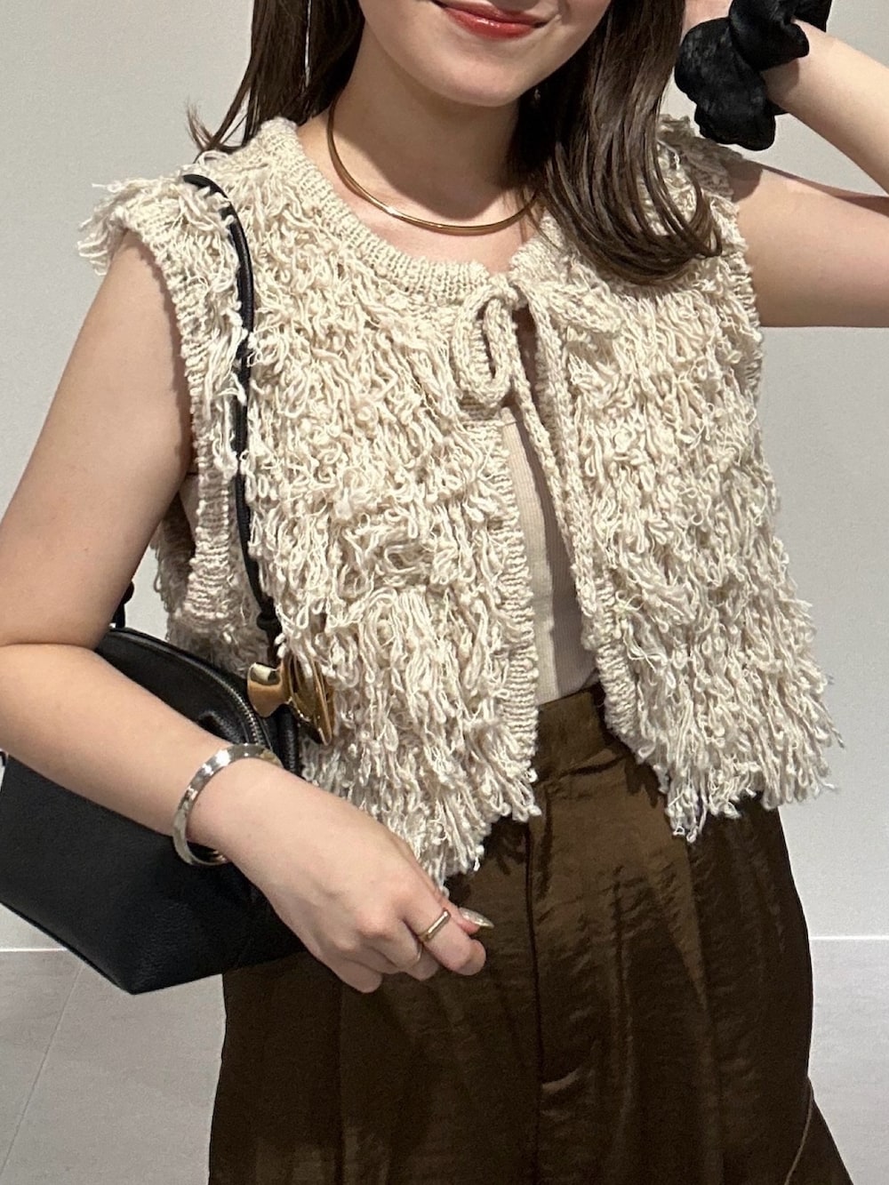 「ノースリーブ、プチプラ、お出かけコーデ、フェススタイル、デートコーデ、テーマパークコーデ、休日スタイル、ブラウン、きれいめカジュアル、ニットベスト、オトナカジュアル、大人カジュアル、夏コーデ、シンプルコーデ、カーゴパンツ」｜「KBFのサテンカーゴパンツ（その他パンツ、ブラウン系）」を使った、nanakaさん（骨格ストレート・レディース・155cm）の夏コーディネートの3枚目の写真