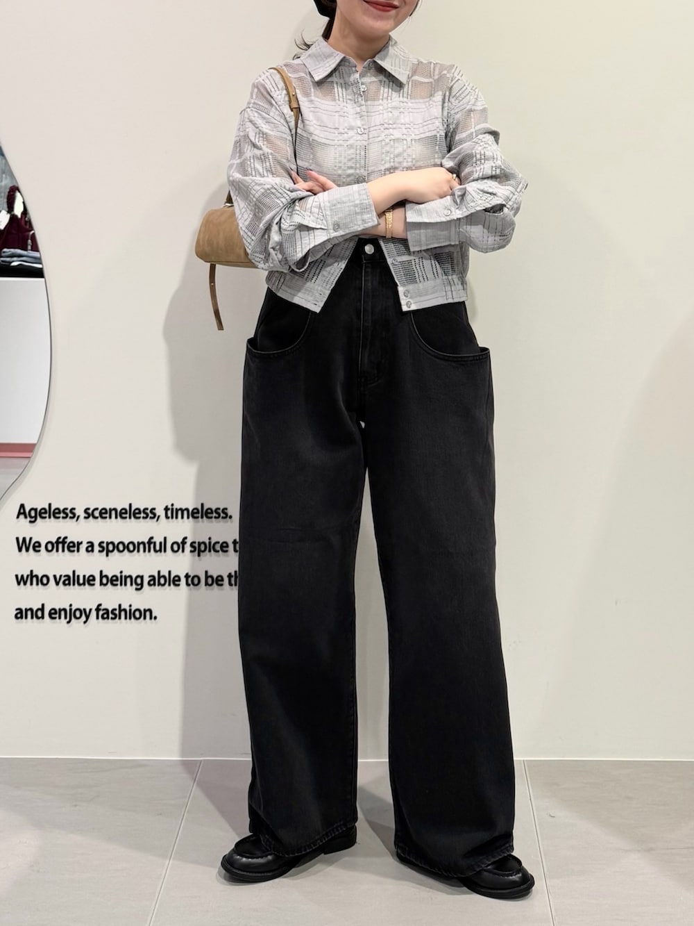 ブラック系のデニムパンツ、グレー系のシャツ/ブラウス、ホワイト系のキャミソールを着用したレディースの春コーディネートの2枚目の写真