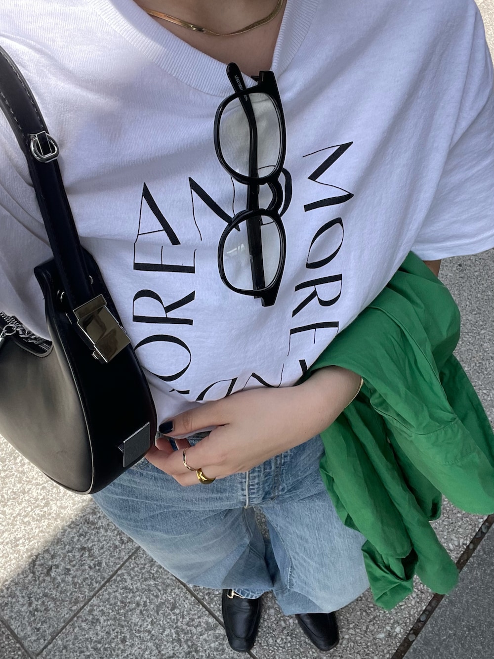「休日スタイル、プチプラ、デニム、ミニバッグ、きれいめカジュアル、Tシャツ、白Tシャツ、カジュアルコーデ、お出かけコーデ、riberry、デニムパンツ、夏コーデ、大人カジュアル、今日のコーデ、ローファー」｜「RiberryのGILDAN スクエアロゴプリントT（Tシャツ/カットソー、ホワイト系）」を使った、nanakaさん（骨格ストレート・レディース・155cm）の夏コーディネートの3枚目の写真