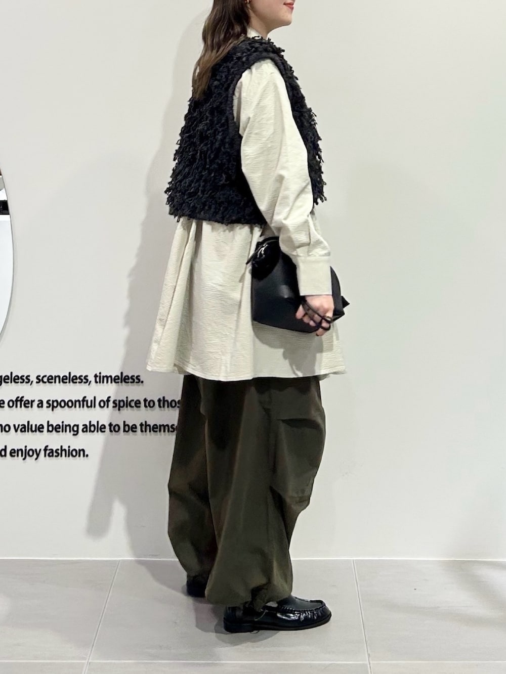 ブルー系のシャツ/ブラウス、グレー系のベスト、グリーン系のその他パンツを着用したレディースの冬コーディネートの3枚目の写真