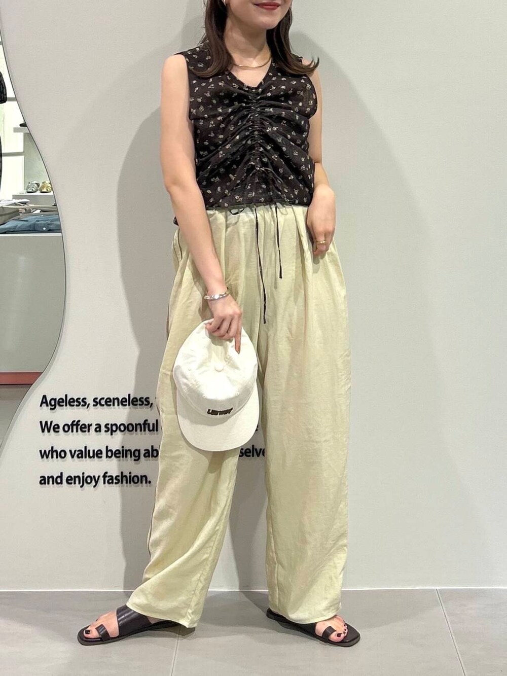 レッド系のサンダル、ベージュ系のその他パンツ、ブラウン系のシャツ/ブラウスを着用したレディースの夏コーディネートの2枚目の写真