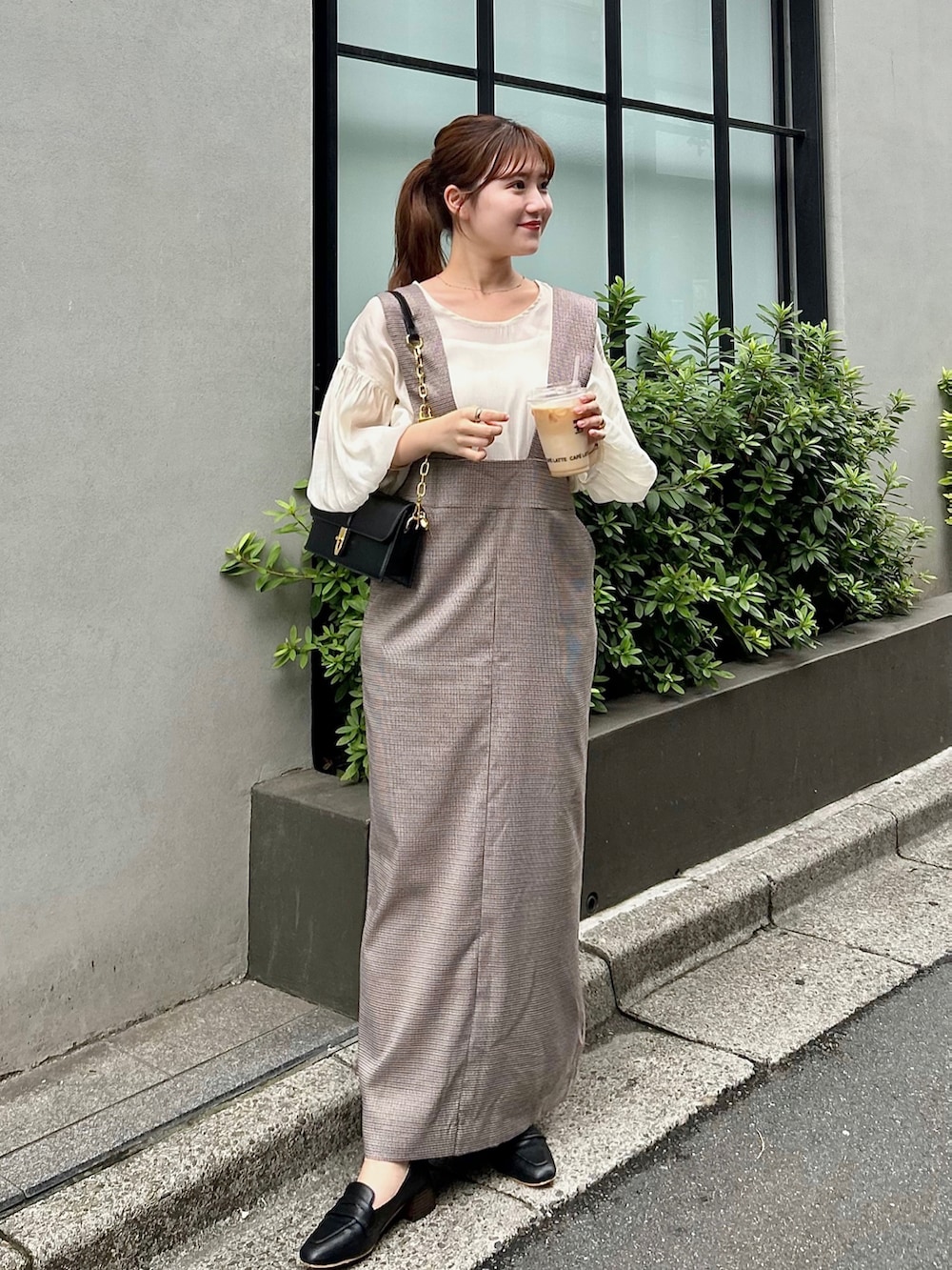 「秋コーデ、レイヤードスタイル、ロングスカート、ブラウン、休日スタイル、チェック、きれいめカジュアル、プチプラ、ローファー、淡色コーデ、ジャンパースカート、ジャンスカ、サロペット、タイトスカート、重ね着ベストシーズン」｜「Riberryのタイトジャンパースカート（ジャンパースカート、ブラウン系）」を使った、nanakaさん（骨格ストレート・レディース・155cm）の秋コーディネートの2枚目の写真
