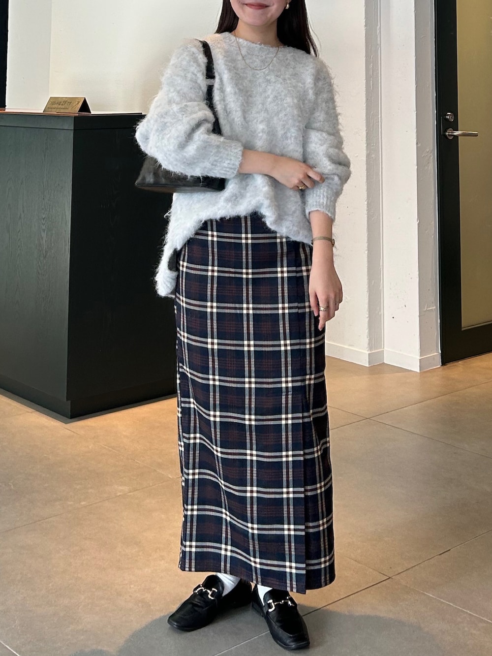 「ファッションを楽しもう、今日のコスメと服、モノトーン、ビッグシルエット、お出かけコーデ、プチプラ、きれいめカジュアル、冬コーデ、秋冬コーデ、休日スタイル、WEARyouthコーデ、チェック、ロングスカート、ニット、タイトスカート」|「Edit Sheenのサイドベルトチェックロングスカート(スカート、ブルー系)」を使った、nanakaさん(骨格ストレート・レディース・155cm)の秋コーディネートの3枚目の写真