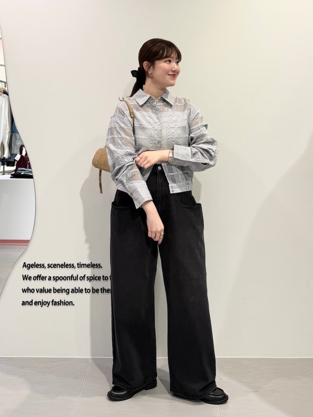 ブラック系のデニムパンツ、グレー系のシャツ/ブラウス、ホワイト系のキャミソールを着用したレディースの春コーディネートの4枚目の写真