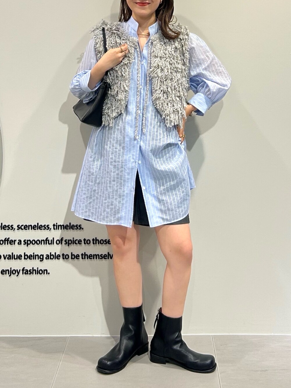 グレー系のその他パンツ、ブルー系のワンピース、ブラック系のショルダーバッグを着用したレディースの夏コーディネートの2枚目の写真
