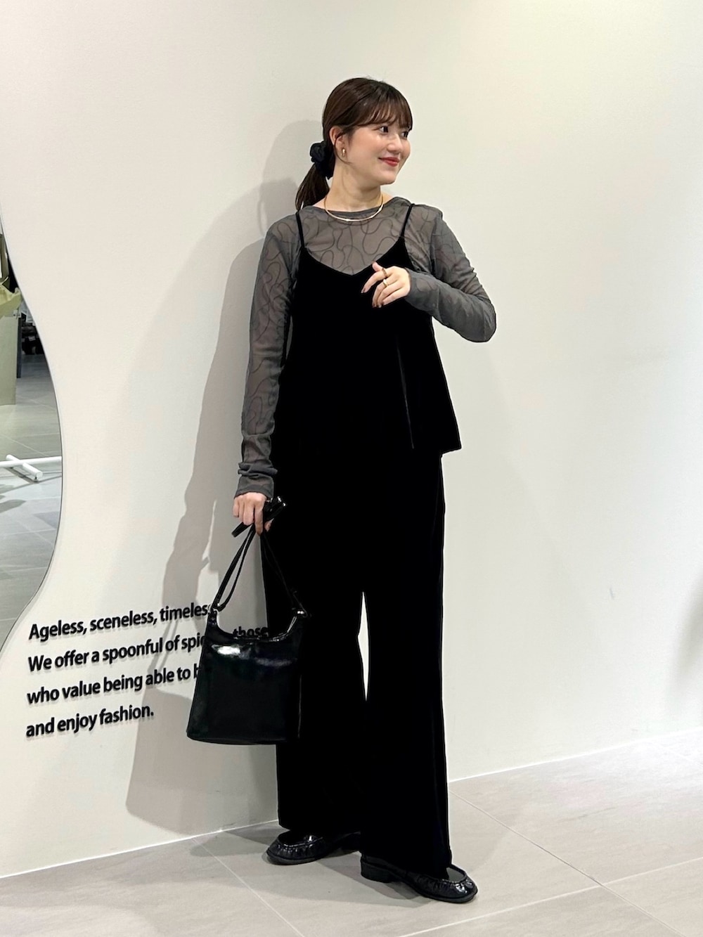 「秋服準備はじめました、きれいめカジュアル、シアートップス、ショルダーバッグ、シンプルコーデ、お出かけコーデ、レイヤードスタイル、モノトーン、プチプラ、秋コーデ、小物で作る初秋コーデ、st2508、ベロア、ローファー、セットアップ」｜「KBFのベロアイージーパンツ（その他パンツ、ブラック系）」を使った、nanakaさん（レディース・155cm）の秋コーディネートの4枚目の写真