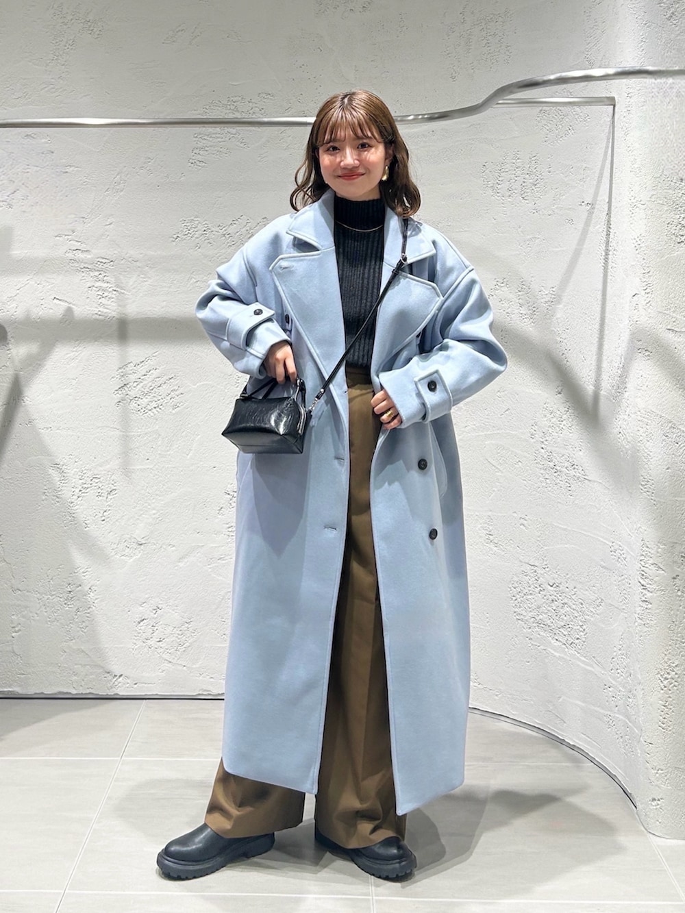 「冬アウター、ニット、ロングコート、ブルー、きれいめカジュアル、お出かけコーデ、オトナ女子、シンプル、真冬のあったかスタイル、チョコ色に染まれ、デートコーデ、オトナカワイイ、ショルダーバッグ、大人コーデ、キレイめ」｜「KBFの『2サイズ展開』コクーンロングコート（ステンカラーコート、ブルー系）」を使った、nanakaさん（骨格ストレート・レディース・155cm）の冬コーディネートの4枚目の写真