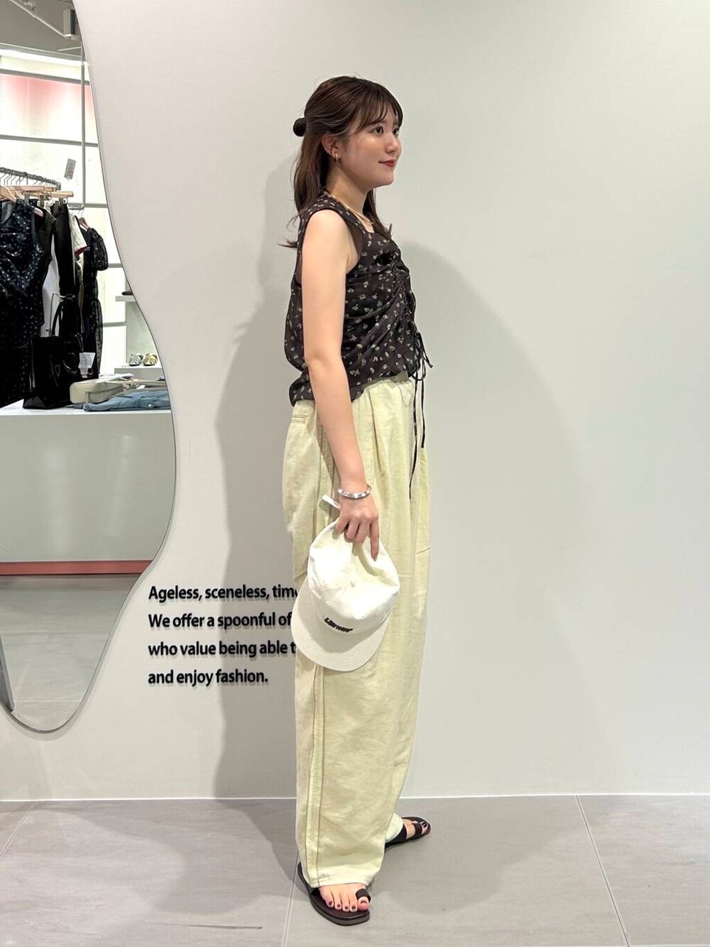 レッド系のサンダル、ベージュ系のその他パンツ、ブラウン系のシャツ/ブラウスを着用したレディースの夏コーディネートの6枚目の写真