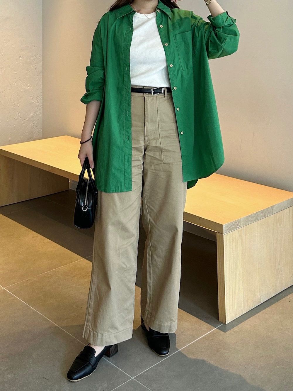 「アツいコーデ全部見せ、プチプラ、ハンドバッグ、WEARyouthコーデ、カラー×コーデ、メガネ女子、ミニバッグ、カラーコーデ、シャツスタイル、シャツコーデ、チノパン、ベイカーパンツ、ローファー、秋服準備はじめました、秋先取りコーデ」｜「Riberryのワイドベイカーパンツ（カーゴパンツ、ベージュ系）」を使った、nanakaさん（骨格ストレート・レディース・155cm）の夏コーディネートの3枚目の写真