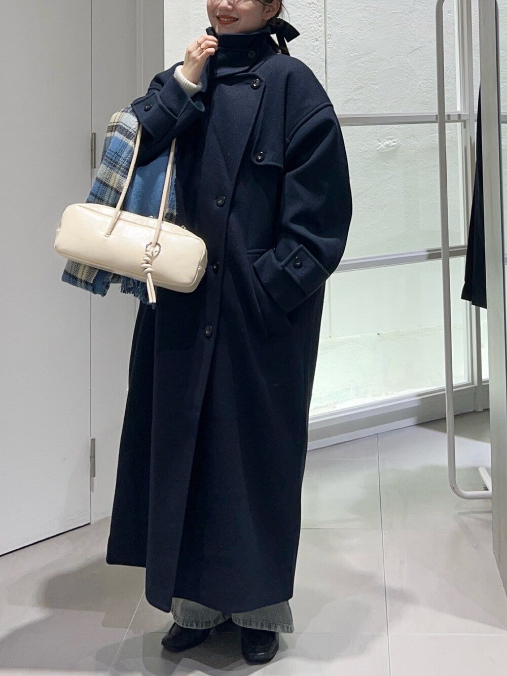 「タートルネック、ロングコート、冬アウター、最近のいい感じコーデ、プチプラ、ショルダーバッグ、冬コーデ、きれいめカジュアル、お出かけコーデ、ニット帽、ニット、オトナカジュアル、ボストンバッグ、おでかけコーデ、キレイめ」｜「KBFの『UR TECH』illi　ランダムRIBハイネックニット（ニット/セーター、ホワイト系）」を使った、nanakaさん（骨格ストレート・レディース・155cm）の秋コーディネートの9枚目の写真