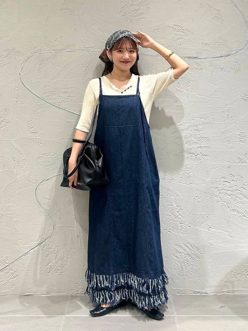「ワンピース、キャミワンピース、大人カジュアル、デニム、カジュアル、モノトーン、きれいめカジュアル、KBF、低身長、デニムコーデ、20代、30代、デニムワンピース、20代後半、旅行コーデ」｜「KBFのフラワープリントビッグスカーフ（バンダナ/スカーフ、ブラウン系）」を使った、nanakaさん（レディース・155cm）の夏コーディネートの2枚目の写真