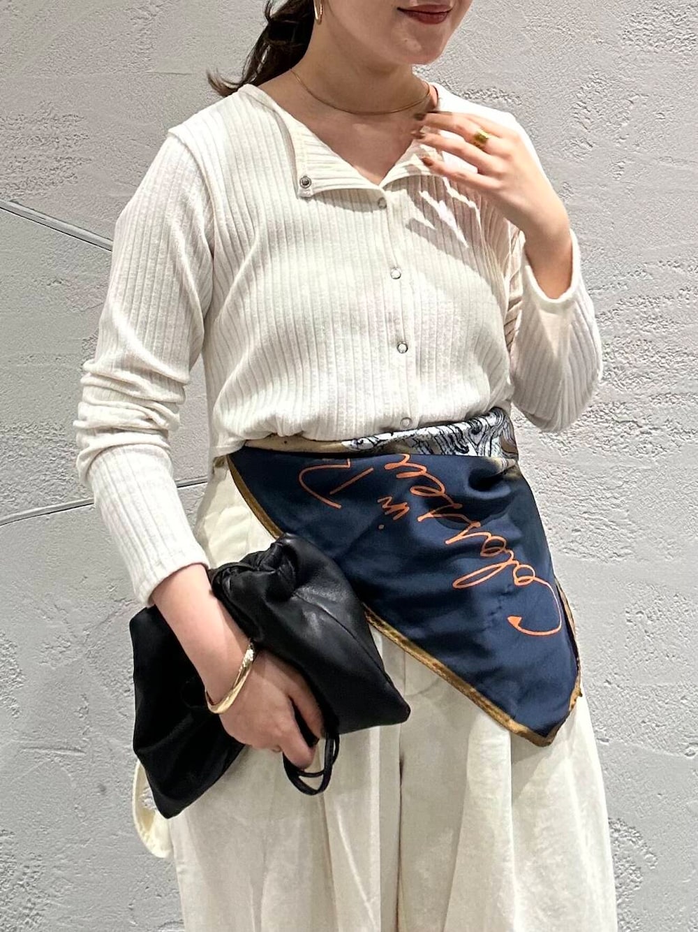 「大人カジュアル、きれいめカジュアル、お出かけコーデ、大人可愛い、春カラーコーデ、骨格ストレート、イエベ春、イエベコーデ」｜「RODE SKOのhun RODE SKO　Gather pocket（ショルダーバッグ、グレー系）」を使った、nanakaさん（レディース・155cm）の春コーディネートの9枚目の写真