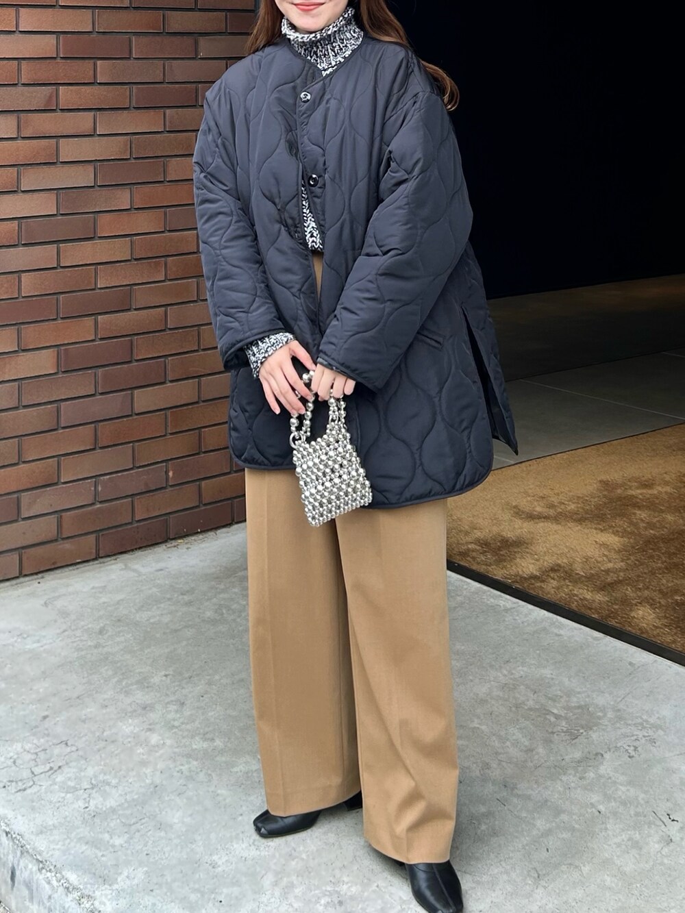 「新星WEARISTAにエントリー、キルティング、タートルネック、ブーツ、冬アウター、休日スタイル、クリスマスに着たい服、マイベストコーデ2023、お出かけコーデ、クリスマスコーデ、冬コーデ、ニット、きれいめカジュアル、ニットコーデ、WEARyouthコーデ」｜「Riberryのドロストキルティングショートコート（ノーカラーコート、ホワイト系）」を使った、nanakaさん（骨格ストレート・レディース・155cm）の冬コーディネートの3枚目の写真