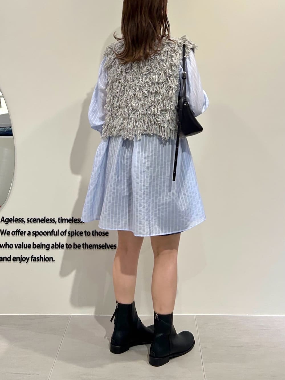 グレー系のその他パンツ、ブルー系のワンピース、ブラック系のショルダーバッグを着用したレディースの夏コーディネートの4枚目の写真