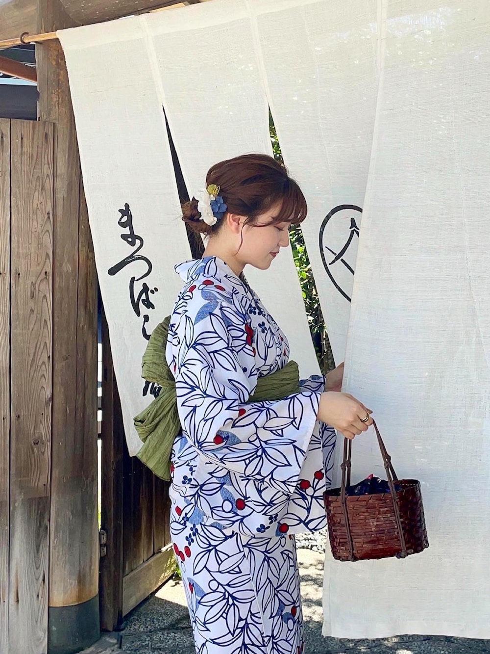 「かごバッグ、浴衣、お出かけコーデ、夏コーデ、夏休み、夏祭り、大人コーデ、オトナカワイイ、骨格ストレート、淡色女子、お祭り、浴衣女子、浴衣コーデ、夏、アツいコーデ全部見せ」｜「vasaraのアイテム（浴衣、ホワイト系）」を使った、nanakaさん（骨格ストレート・レディース・155cm）の夏コーディネートの3枚目の写真