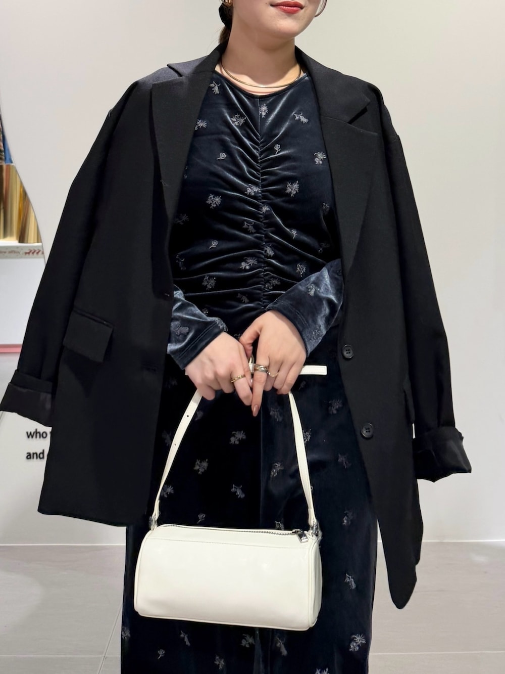 グレー系のワンピース、ブラック系のブーツ、ブラック系のその他アウターを着用したレディースの秋コーディネートの4枚目の写真