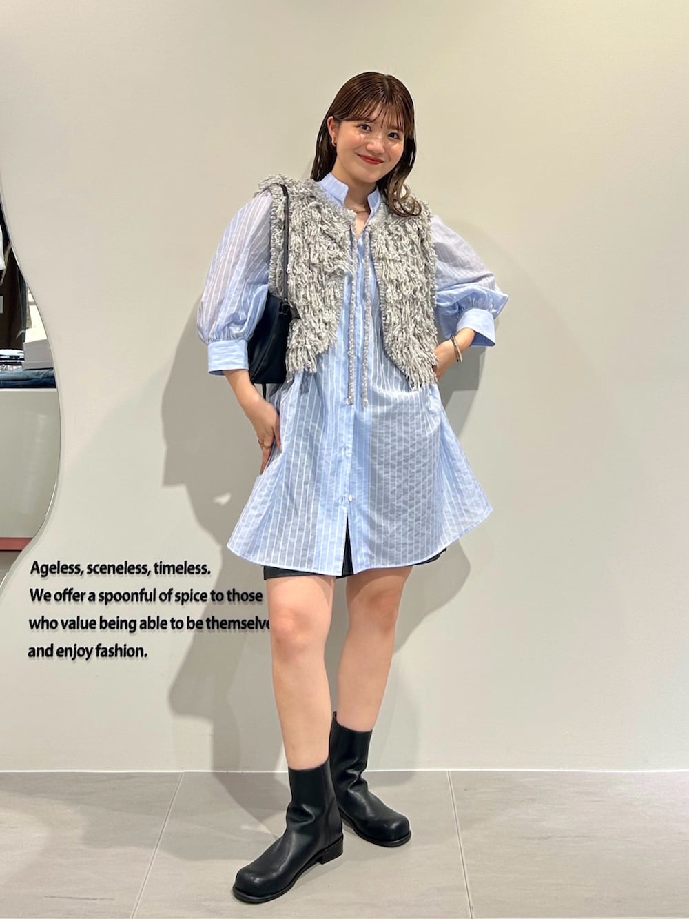 グレー系のその他パンツ、ブルー系のワンピース、ブラック系のショルダーバッグを着用したレディースの夏コーディネートの6枚目の写真