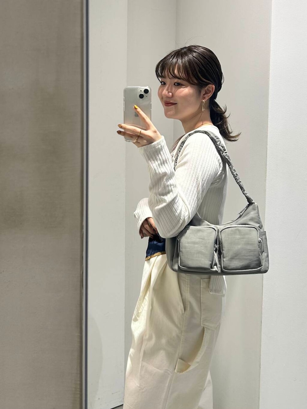 「大人カジュアル、きれいめカジュアル、お出かけコーデ、大人可愛い、春カラーコーデ、骨格ストレート、イエベ春、イエベコーデ」｜「RODE SKOのhun RODE SKO　Gather pocket（ショルダーバッグ、グレー系）」を使った、nanakaさん（レディース・155cm）の春コーディネートの2枚目の写真