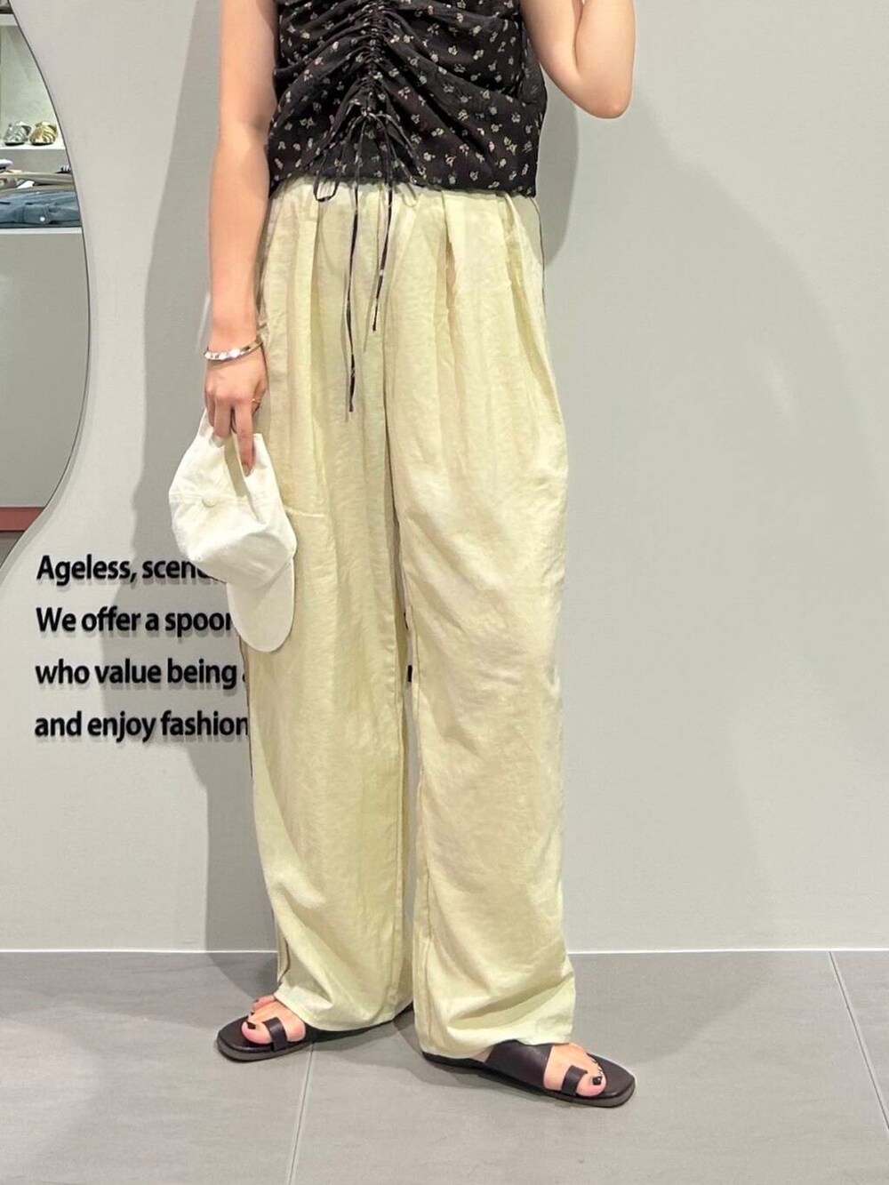 レッド系のサンダル、ベージュ系のその他パンツ、ブラウン系のシャツ/ブラウスを着用したレディースの夏コーディネートの4枚目の写真