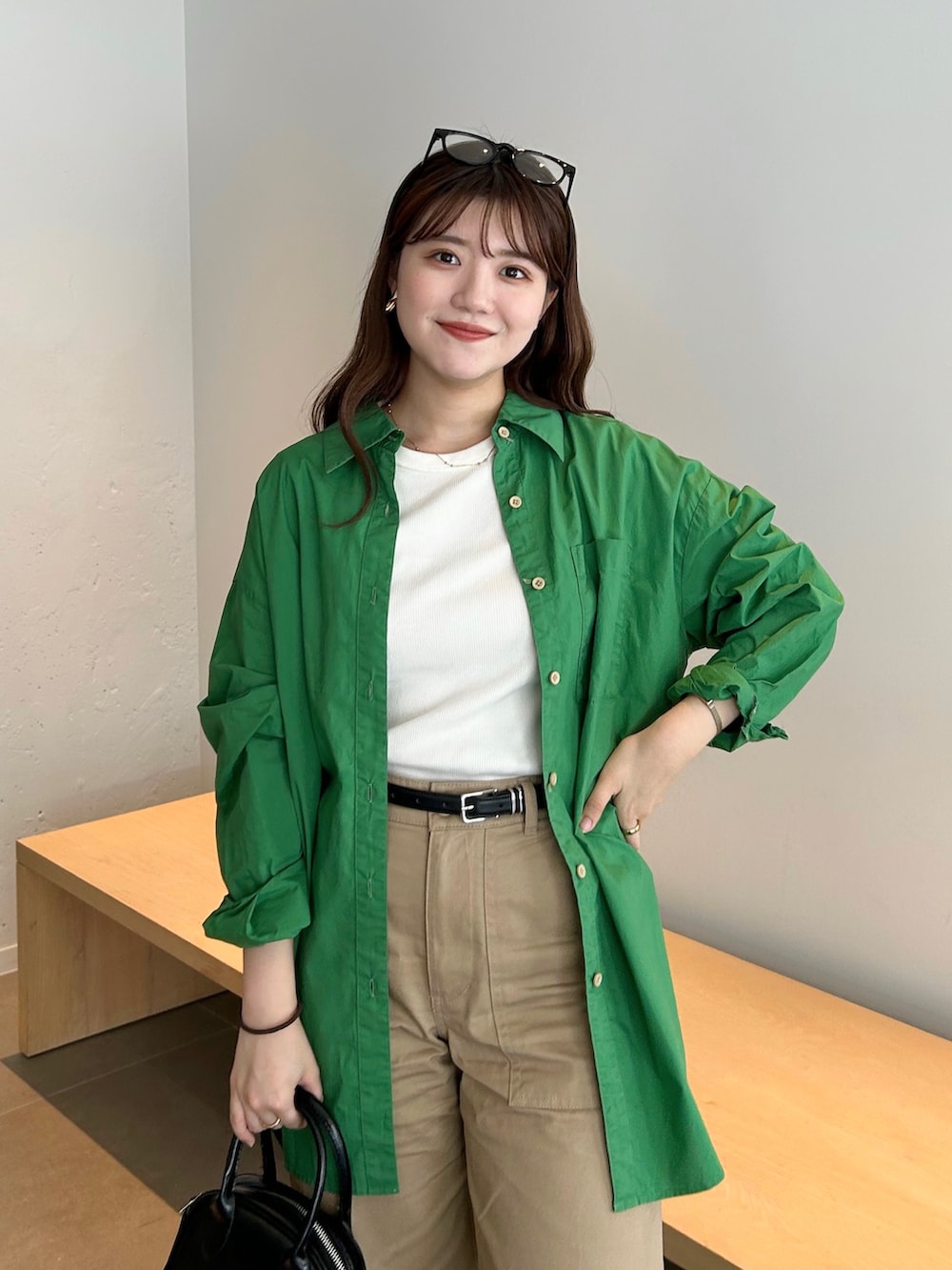 「アツいコーデ全部見せ、プチプラ、ハンドバッグ、WEARyouthコーデ、カラー×コーデ、メガネ女子、ミニバッグ、カラーコーデ、シャツスタイル、シャツコーデ、チノパン、ベイカーパンツ、ローファー、秋服準備はじめました、秋先取りコーデ」｜「Riberryのワイドベイカーパンツ（カーゴパンツ、ベージュ系）」を使った、nanakaさん（骨格ストレート・レディース・155cm）の夏コーディネートの2枚目の写真