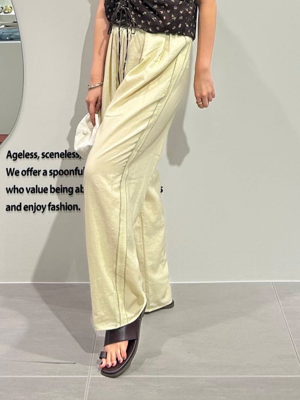 レッド系のサンダル、ベージュ系のその他パンツ、ブラウン系のシャツ/ブラウスを着用したレディースの夏コーディネートの8枚目の写真