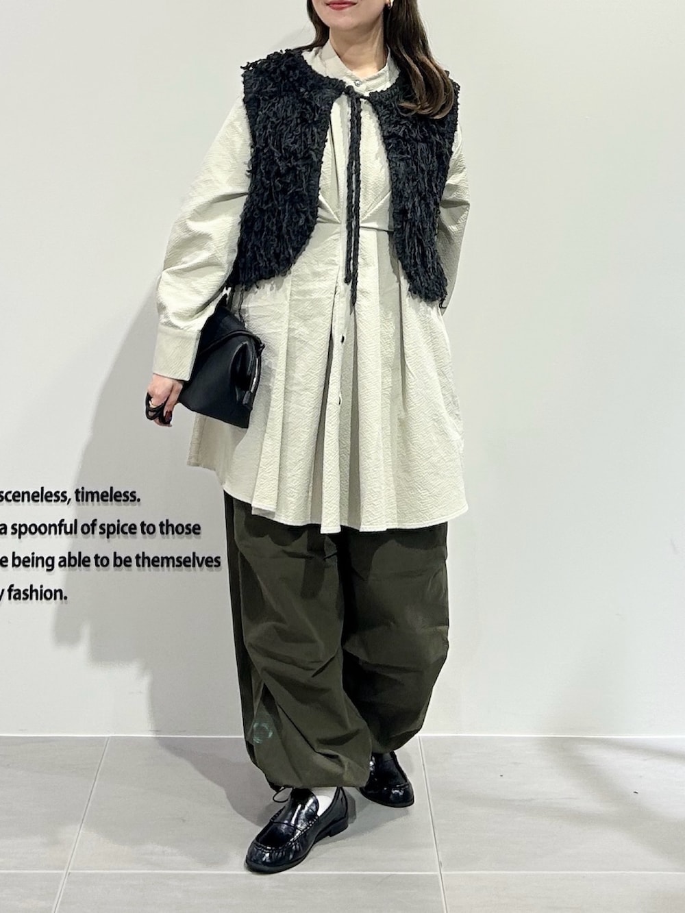 ブルー系のシャツ/ブラウス、グレー系のベスト、グリーン系のその他パンツを着用したレディースの冬コーディネートの2枚目の写真