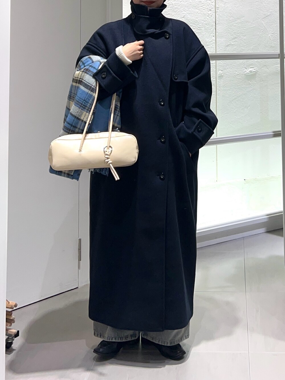 「タートルネック、ロングコート、冬アウター、最近のいい感じコーデ、プチプラ、ショルダーバッグ、冬コーデ、きれいめカジュアル、お出かけコーデ、ニット帽、ニット、オトナカジュアル、ボストンバッグ、おでかけコーデ、キレイめ」｜「KBFの『UR TECH』illi　ランダムRIBハイネックニット（ニット/セーター、ホワイト系）」を使った、nanakaさん（骨格ストレート・レディース・155cm）の秋コーディネートの7枚目の写真
