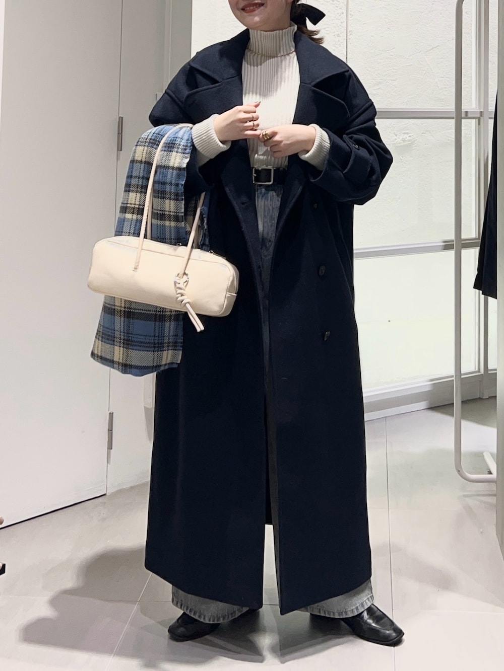 「タートルネック、ロングコート、冬アウター、最近のいい感じコーデ、プチプラ、ショルダーバッグ、冬コーデ、きれいめカジュアル、お出かけコーデ、ニット帽、ニット、オトナカジュアル、ボストンバッグ、おでかけコーデ、キレイめ」｜「KBFの『UR TECH』illi　ランダムRIBハイネックニット（ニット/セーター、ホワイト系）」を使った、nanakaさん（骨格ストレート・レディース・155cm）の秋コーディネートの4枚目の写真