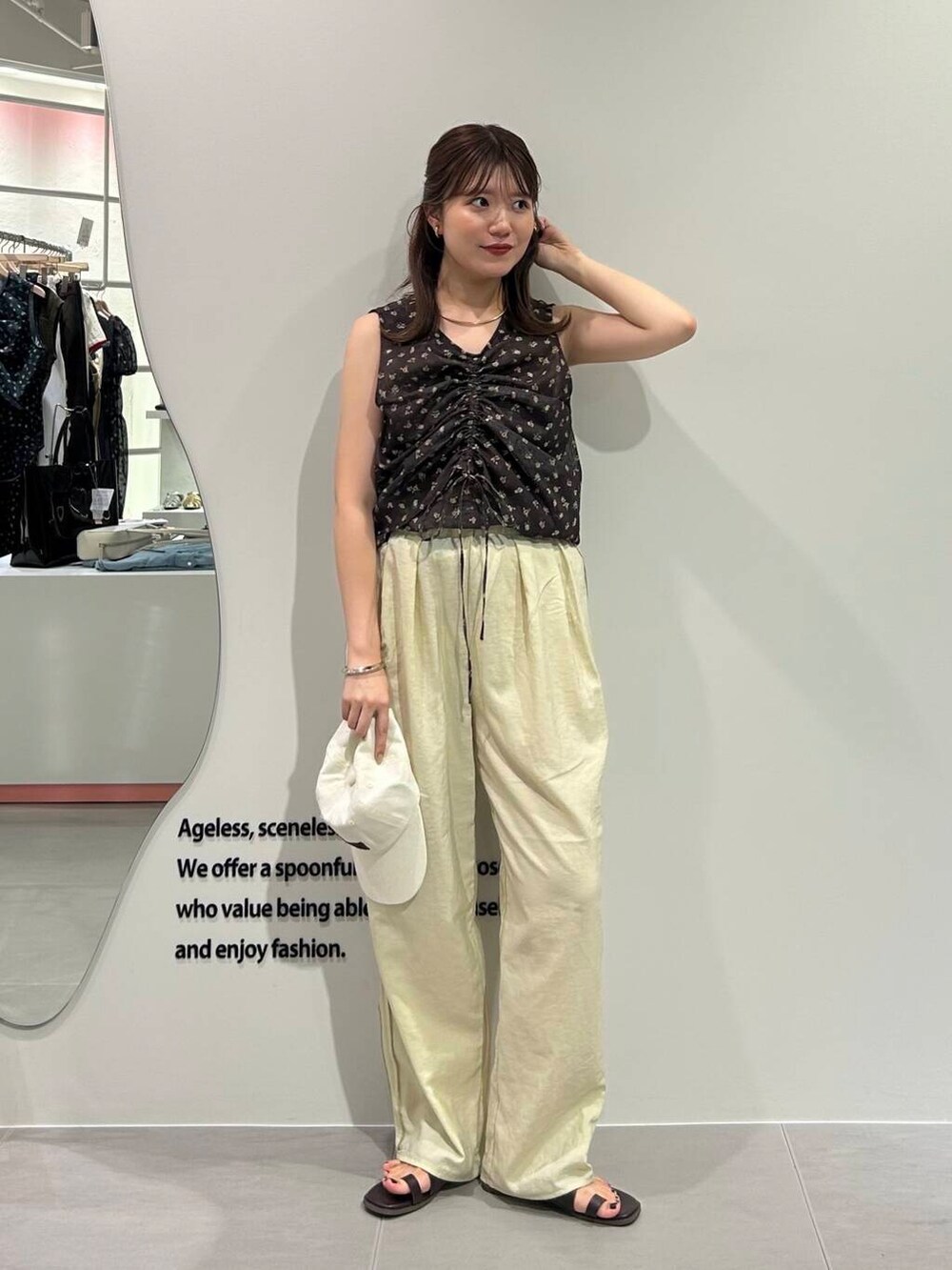 レッド系のサンダル、ベージュ系のその他パンツ、ブラウン系のシャツ/ブラウスを着用したレディースの夏コーディネートの5枚目の写真