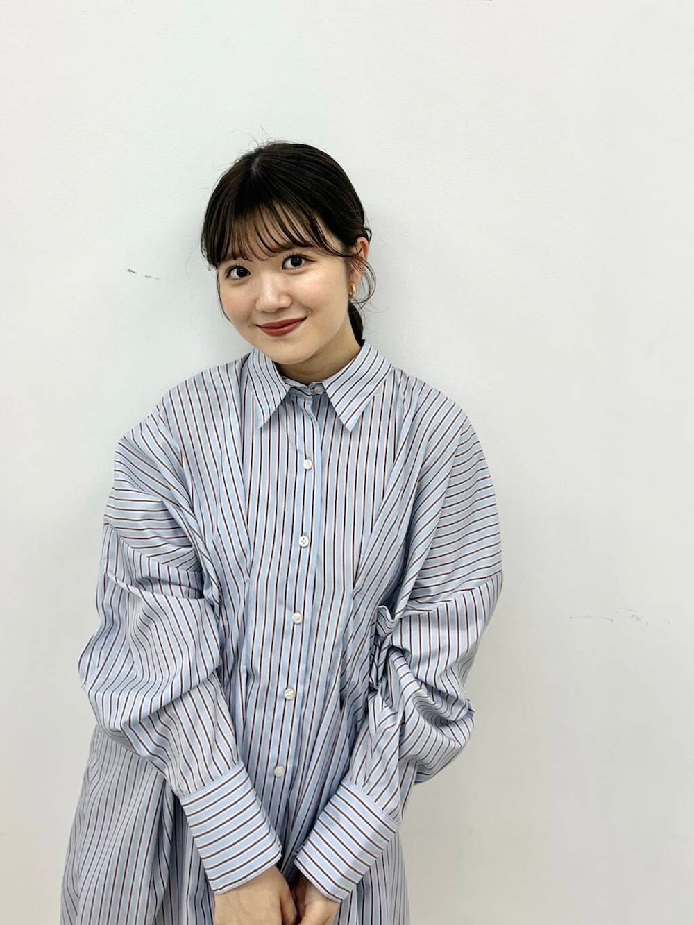 「デートコーデ、きれいめカジュアル、ストライプ、春コーデ、お出かけコーデ、今日のコーデ、プチプラ、シャツスタイル、ストライプシャツ、ワンピース、春色、休日スタイル、ロングブーツ、ミニスカート、KBFで選ぶ春」｜「KBFのストライプウエストタックミニワンピース（ワンピース、ブルー系）」を使った、nanakaさん（レディース・155cm）の春コーディネートの4枚目の写真