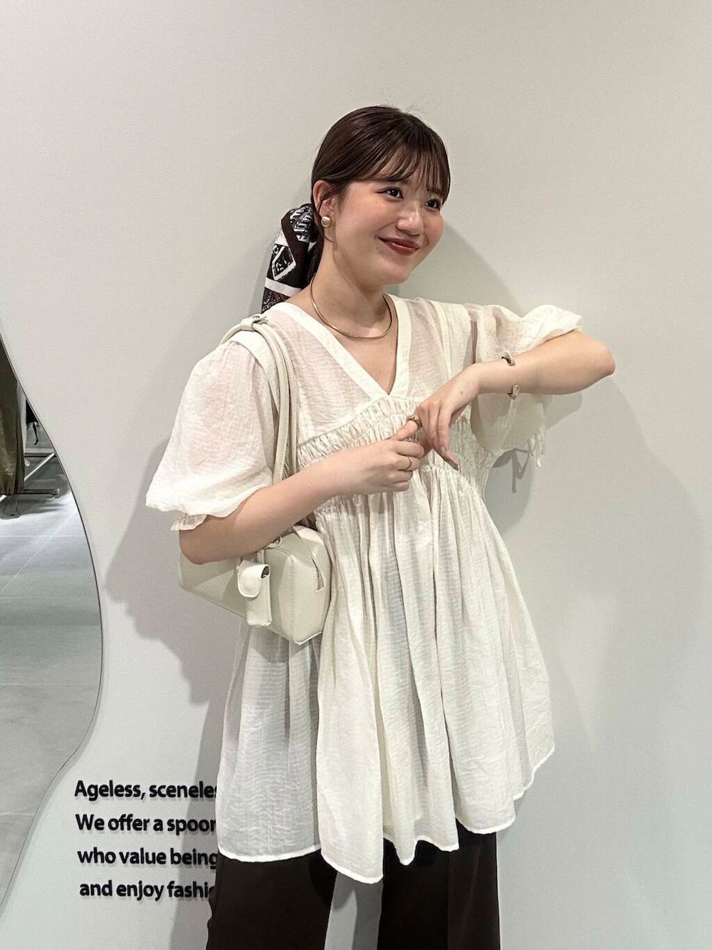 「ワンピース、大人カジュアル、スラックス、きれいめカジュアル、ワントーン、KBF、パンツ、スカーフ、低身長、オフィスカジュアル、フレアパンツ、20代、30代、20代後半、旅行コーデ」｜「KBFのフラワープリントビッグスカーフ（バンダナ/スカーフ、ブラウン系）」を使った、nanakaさん（レディース・155cm）の夏コーディネートの6枚目の写真