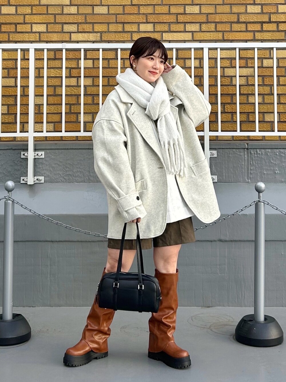 「プチプラ、淡色コーデ、冬アウター、レイヤードスタイル、ニット、ロングブーツ、チェスターコート、マフラーぐるぐる、カジュアルスタイル、オトナカジュアル、今日のコーデ、お出かけコーデ、大人カジュアル、アウター、きれいめカジュアル」｜「KBFのコクーンミドルコート（ステンカラーコート、ベージュ系）」を使った、nanakaさん（骨格ストレート・レディース・155cm）の冬コーディネートの3枚目の写真