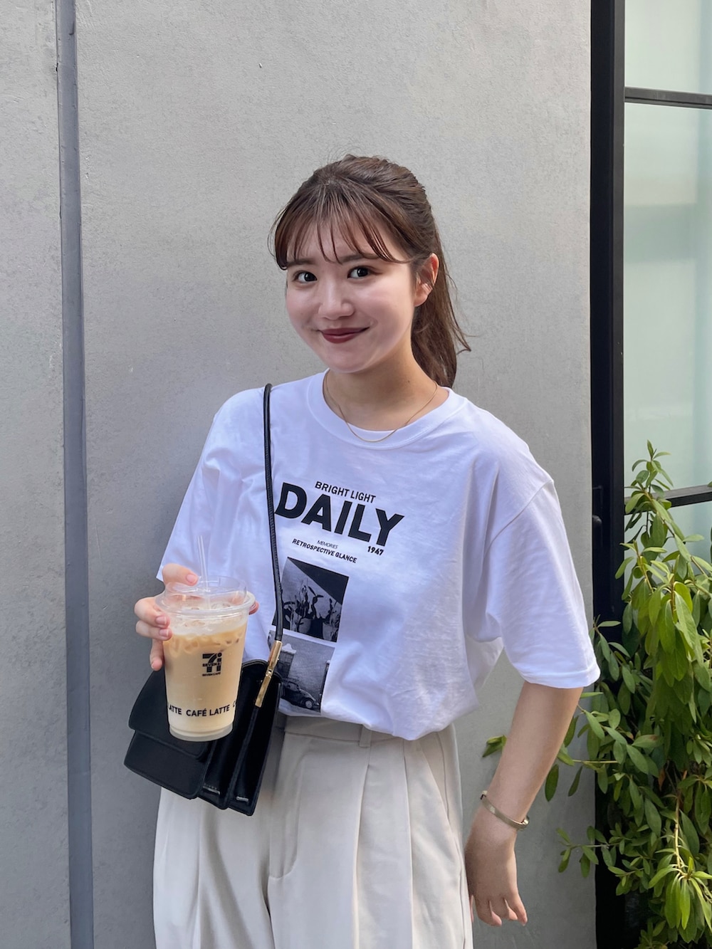 「夏コーデ、ミニバッグ、お出かけコーデ、アウトドアスタイル、夏セールで買いました、プチプラ、サンダル、モノトーン、タックパンツ、フォトT、ロゴT、Tシャツ、アツいコーデ全部見せ、モノトーンコーデ、WEARyouthコーデ」｜「GUのアイテム（パンツ、ホワイト系）」を使った、nanakaさん（骨格ストレート・レディース・155cm）の夏コーディネートの2枚目の写真