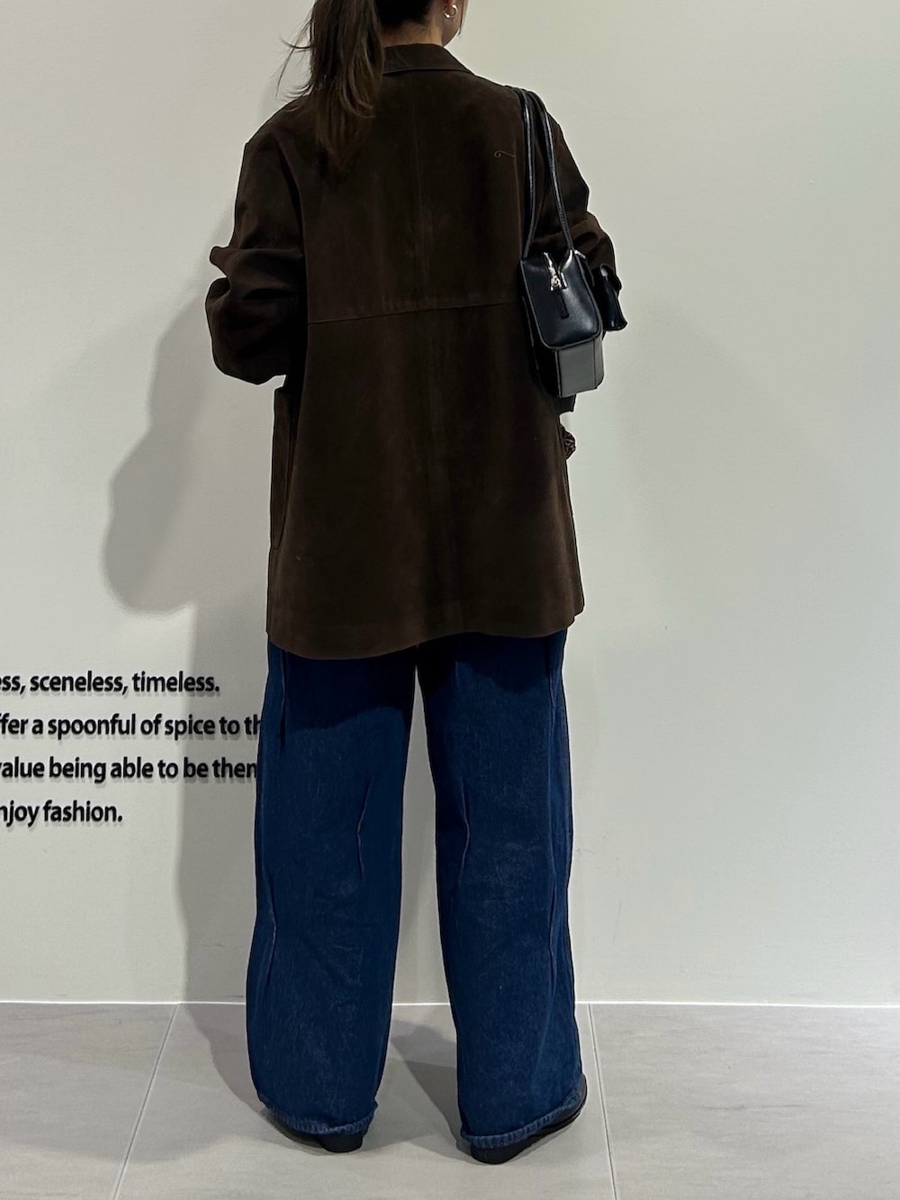 ブラウン系のその他アウター、ブラウン系のその他アウター、ブラック系のショルダーバッグを着用したレディースの夏コーディネートの4枚目の写真