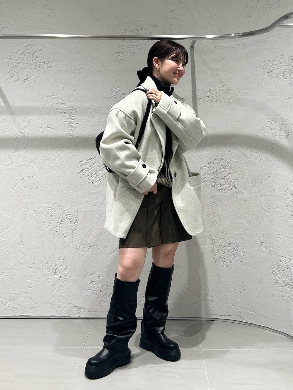 「プチプラ、冬アウター、レイヤードスタイル、タートルネック、ニット、ブラックコーデ、ロングブーツ、チェスターコート、ハーフジップ、シンプルスタイル、お出かけコーデ、今日のコーデ、オトナ女子、モノトーンコーデ、ショートパンツ」｜「KBFのコクーンミドルコート（ステンカラーコート、ベージュ系）」を使った、nanakaさん（骨格ストレート・レディース・155cm）の冬コーディネートの6枚目の写真
