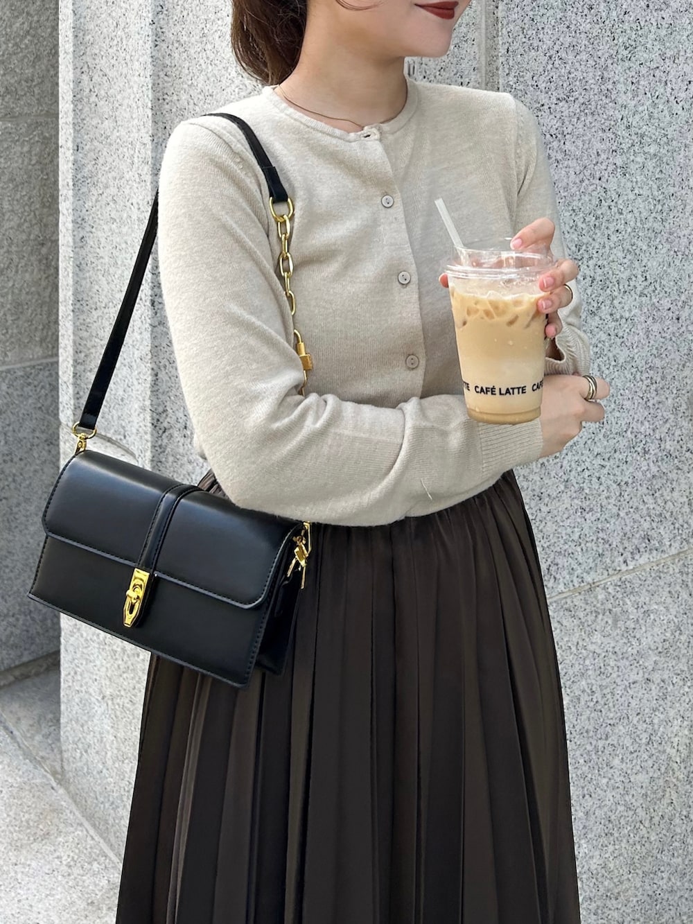 「お出かけコーデ、今日のコスメと服、秋服準備はじめました、淡色コーデ、ショルダーバッグ、カラー×コーデ、ロングスカート、ブラウン、休日スタイル、初秋コーデ、カーディガン、プリーツスカート、プチプラ、ローファー、秋服まるっと大公開」｜「Riberryのヴィンテージサテンプリーツスカート（スカート、ブラウン系）」を使った、nanakaさん（骨格ストレート・レディース・155cm）の夏コーディネートの3枚目の写真