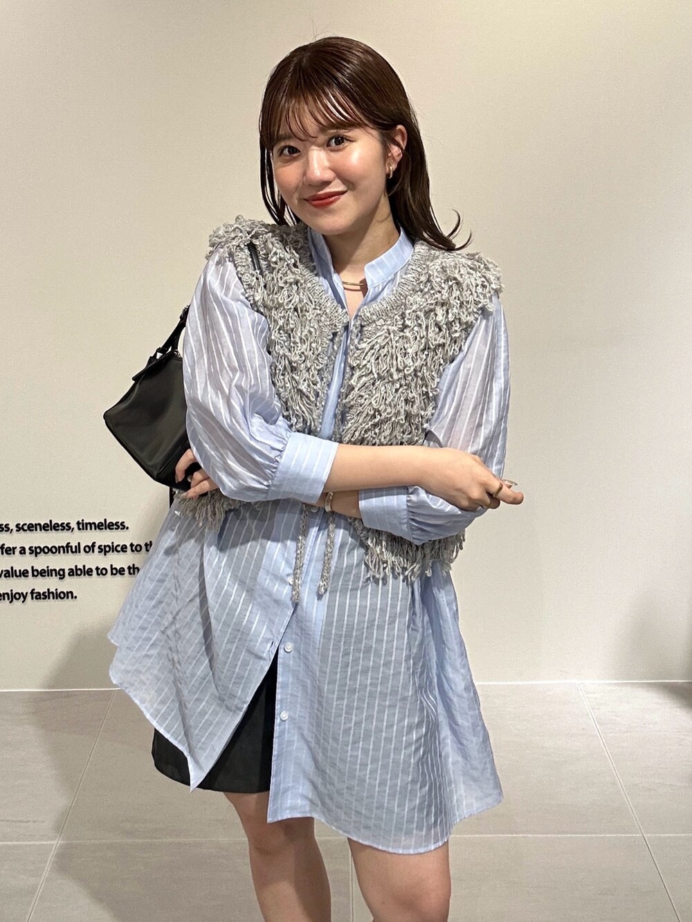 グレー系のその他パンツ、ブルー系のワンピース、ブラック系のショルダーバッグを着用したレディースの夏コーディネートの5枚目の写真