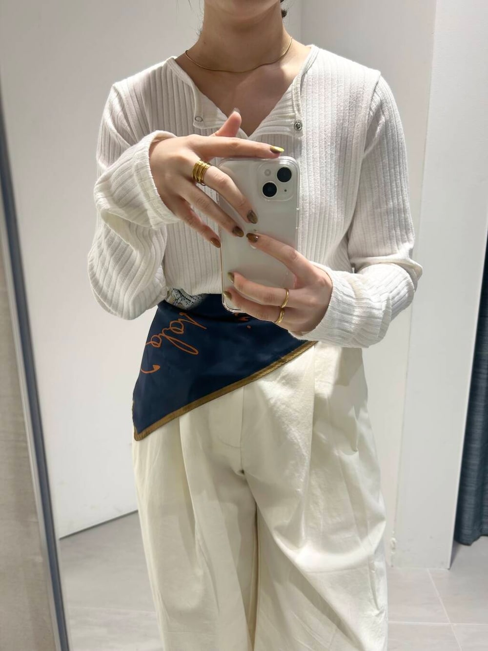 「大人カジュアル、きれいめカジュアル、お出かけコーデ、大人可愛い、春カラーコーデ、骨格ストレート、イエベ春、イエベコーデ」｜「RODE SKOのhun RODE SKO　Gather pocket（ショルダーバッグ、グレー系）」を使った、nanakaさん（レディース・155cm）の春コーディネートの5枚目の写真