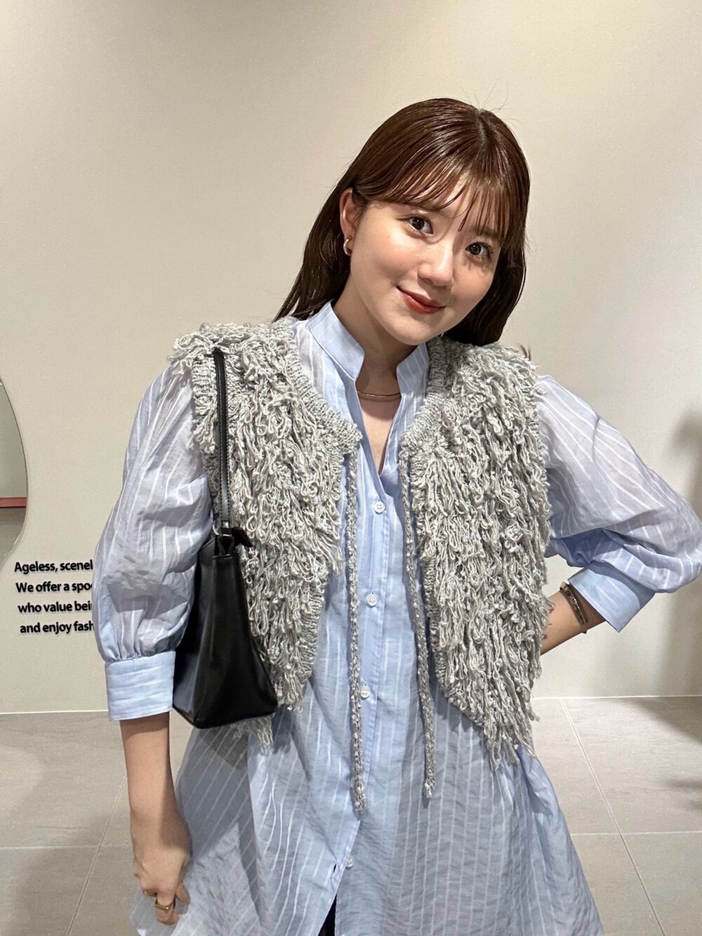 グレー系のその他パンツ、ブルー系のワンピース、ブラック系のショルダーバッグを着用したレディースの夏コーディネートの8枚目の写真