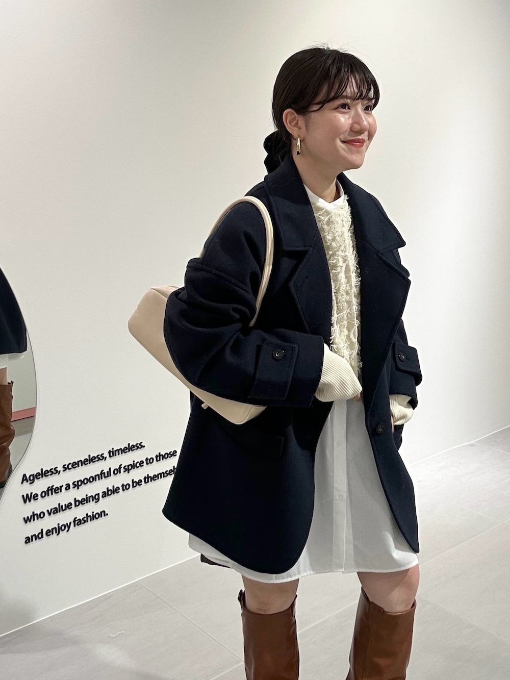 「冬アウター、ニット、ロングブーツ、ショートパンツ、きれいめカジュアル、お出かけコーデ、今日のコーデ、真冬のあったかスタイル、チョコ色に染まれ、デートコーデ、冬コーデ、カーディガン、ショルダーバッグ、レイヤードスタイル、ミニスカート」｜「KBFのコクーンミドルコート（ステンカラーコート、ブルー系）」を使った、nanakaさん（骨格ストレート・レディース・155cm）の冬コーディネートの2枚目の写真