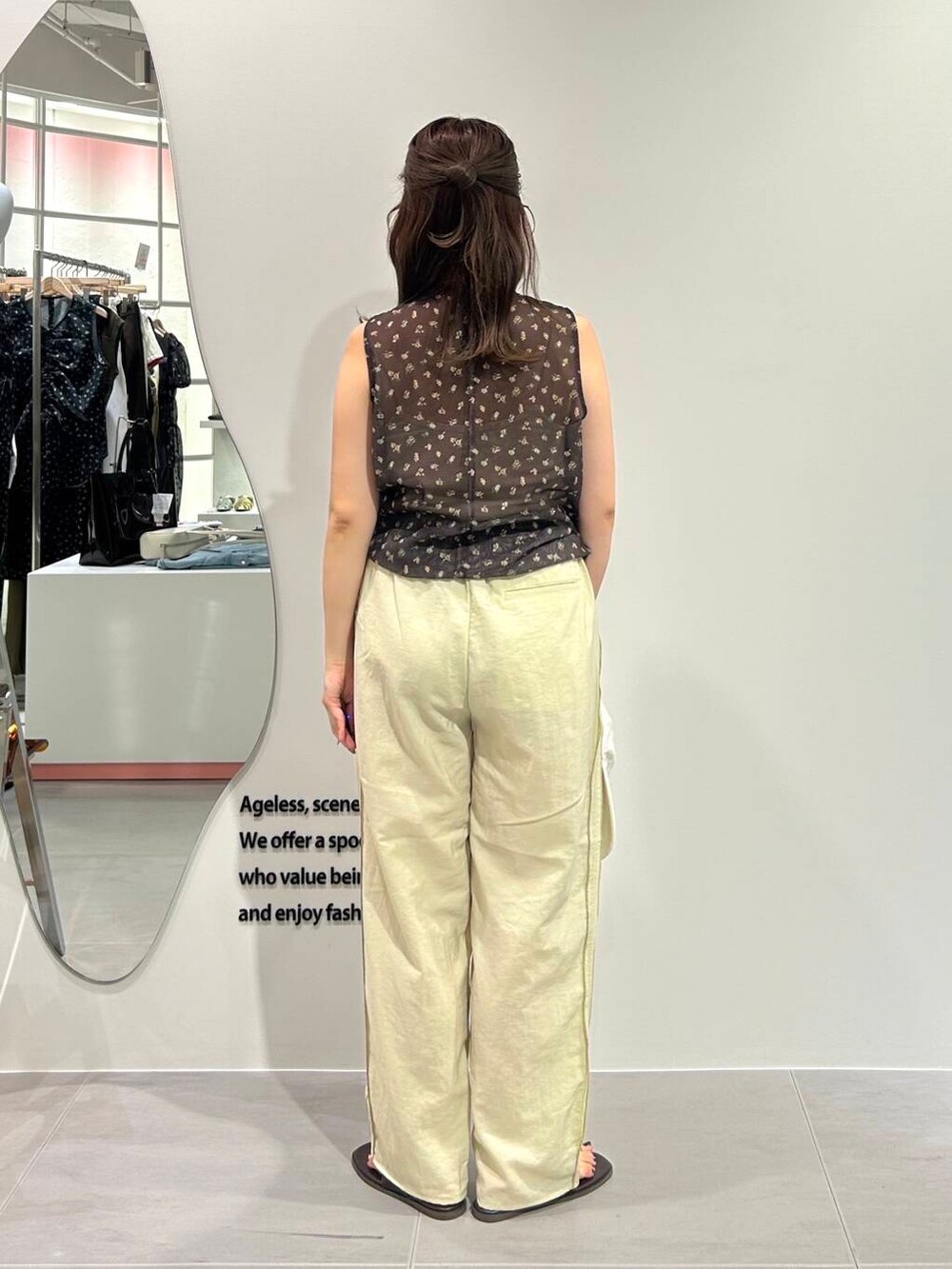 レッド系のサンダル、ベージュ系のその他パンツ、ブラウン系のシャツ/ブラウスを着用したレディースの夏コーディネートの7枚目の写真