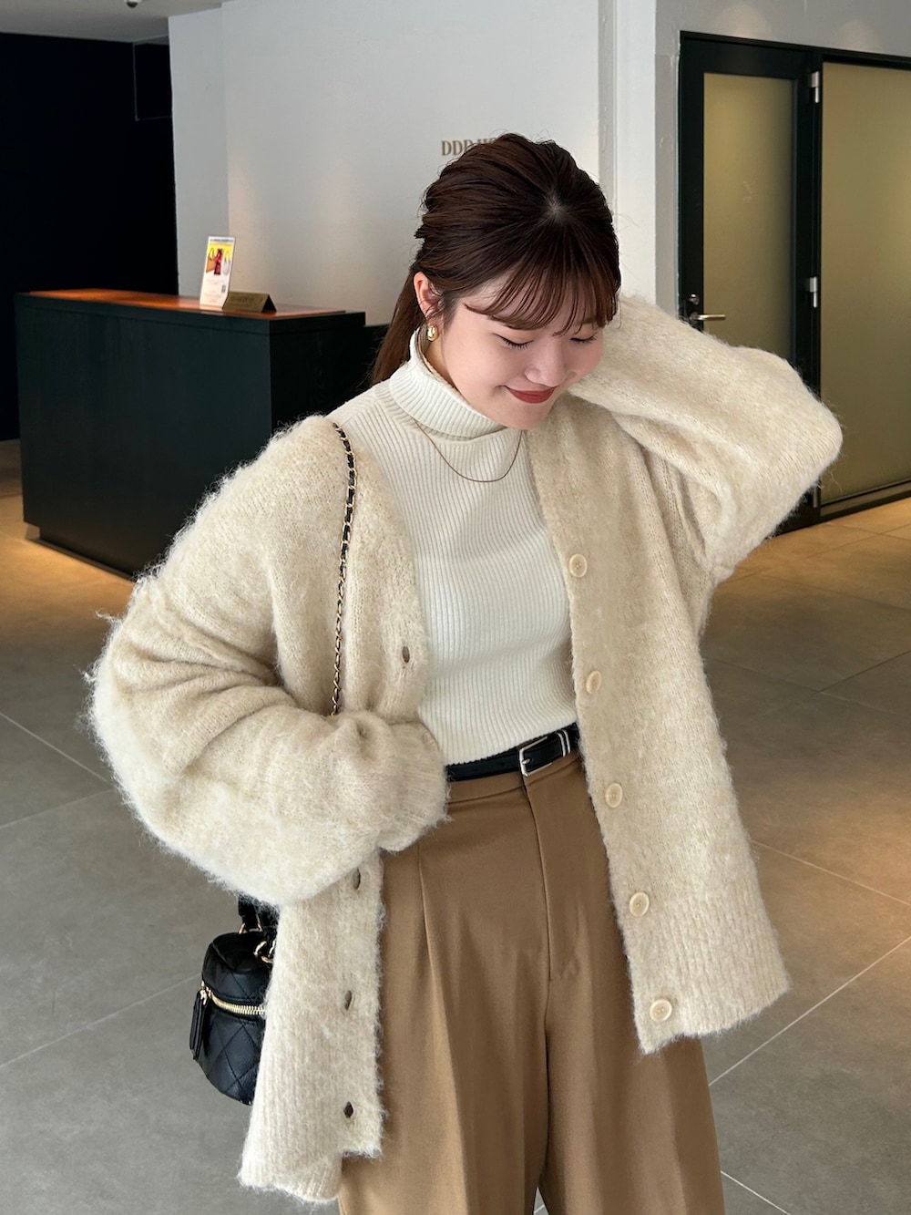 「ファッションを楽しもう、今日のコスメと服、カーディガン、ショルダーバッグ、ビッグシルエット、レイヤードスタイル、お出かけコーデ、プチプラ、ブラウン、きれいめカジュアル、冬コーデ、淡色コーデ、WEARyouthコーデ、秋冬コーデ、ニット」|「RiberryのシャギーVネックカーディガン(カーディガン/ボレロ、ホワイト系)」を使った、nanakaさん(骨格ストレート・レディース・155cm)の秋コーディネートの4枚目の写真