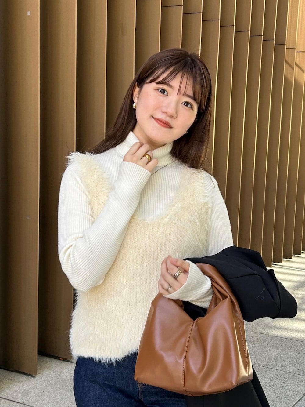 「ファッションを楽しもう、今日のコスメと服、ブーツ、レイヤードスタイル、お出かけコーデ、ビスチェ、プチプラ、デニム、ブラウン、冬コーデ、秋冬コーデ、レザー、ロングブーツ、きれいめカジュアル、ニット」|「Riberryの2WAYシャギーニットベスト(ベスト、ホワイト系)」を使った、nanakaさん(骨格ストレート・レディース・155cm)の秋コーディネートの2枚目の写真