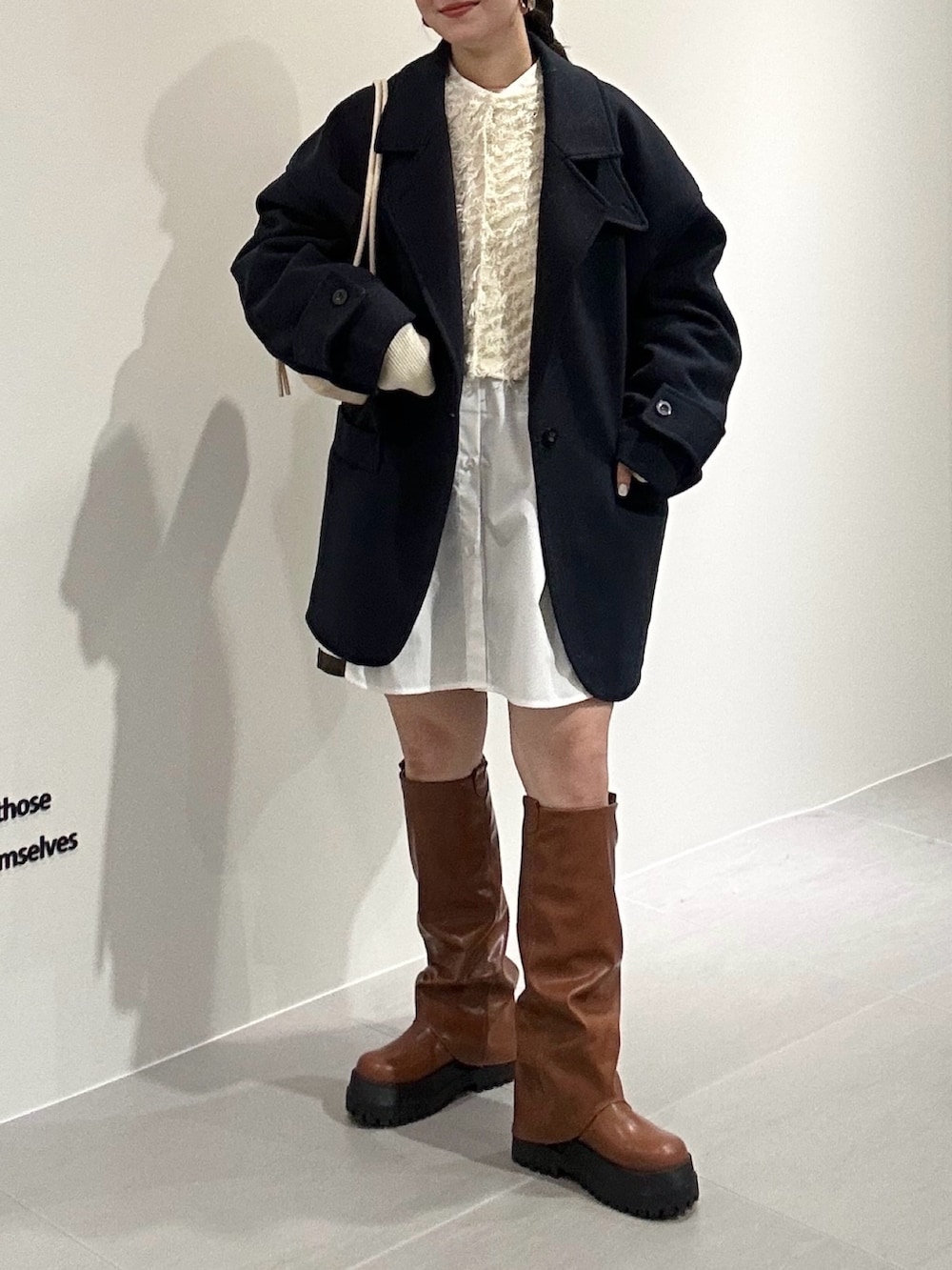 「冬アウター、ニット、ロングブーツ、ショートパンツ、きれいめカジュアル、お出かけコーデ、今日のコーデ、真冬のあったかスタイル、チョコ色に染まれ、デートコーデ、冬コーデ、カーディガン、ショルダーバッグ、レイヤードスタイル、ミニスカート」｜「KBFのコクーンミドルコート（ステンカラーコート、ブルー系）」を使った、nanakaさん（骨格ストレート・レディース・155cm）の冬コーディネートの4枚目の写真