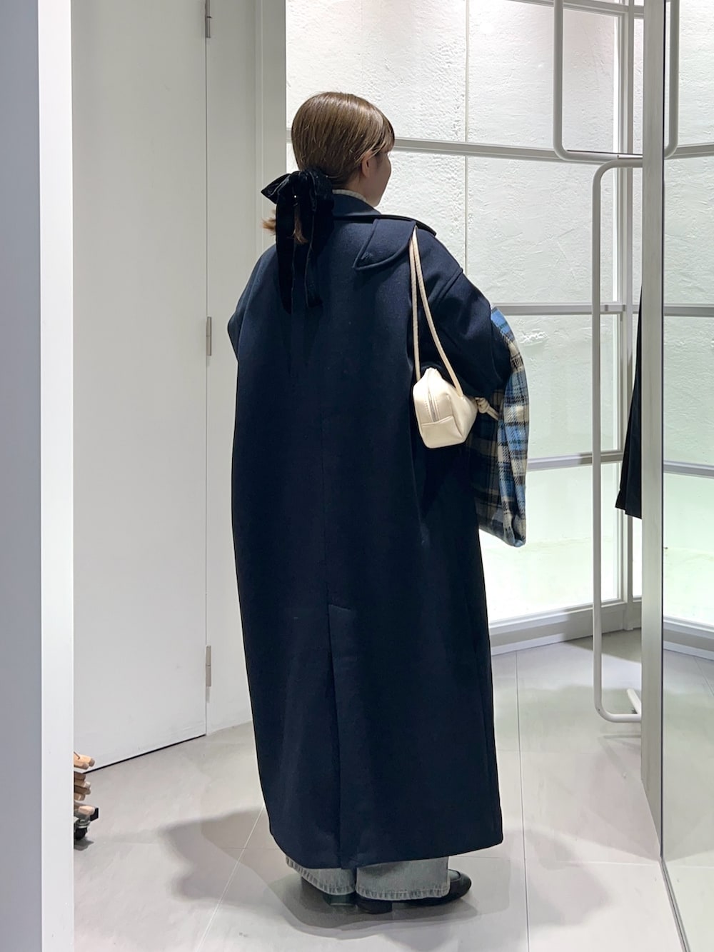 「タートルネック、ロングコート、冬アウター、最近のいい感じコーデ、プチプラ、ショルダーバッグ、冬コーデ、きれいめカジュアル、お出かけコーデ、ニット帽、ニット、オトナカジュアル、ボストンバッグ、おでかけコーデ、キレイめ」｜「KBFの『UR TECH』illi　ランダムRIBハイネックニット（ニット/セーター、ホワイト系）」を使った、nanakaさん（骨格ストレート・レディース・155cm）の秋コーディネートの6枚目の写真
