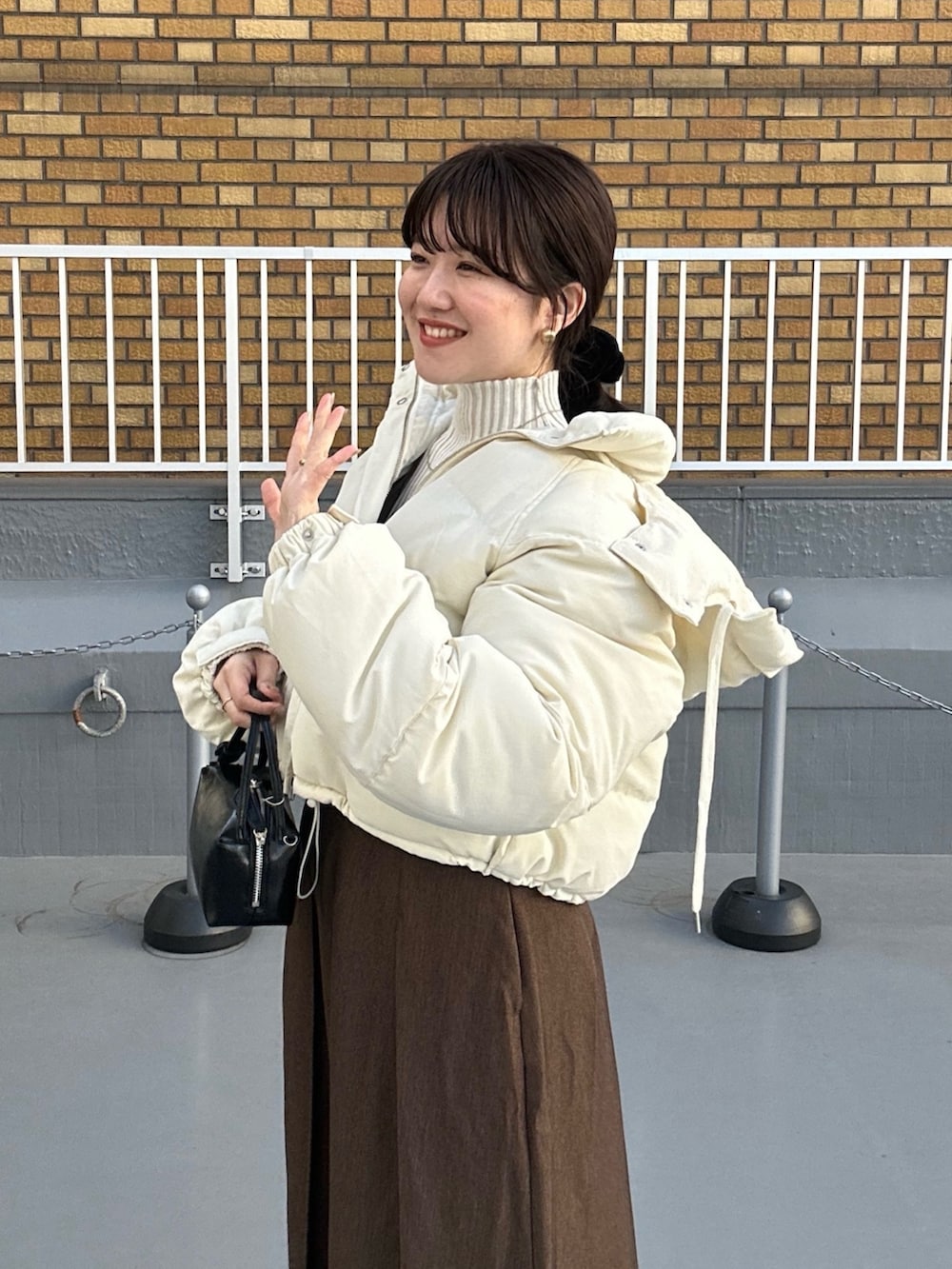 「真冬のあったかスタイル、チョコ色に染まれ、デートコーデ、ダウンジャケット、冬コーデ、きれいめカジュアル、ニット、ワンピース、レイヤードスタイル、オトナカワイイ、今日のコーデ、大人コーデ、プリーツスカート、セットアップ、お出かけコーデ」｜「KBFのショート中綿フードジャケット（ダウンジャケット/コート、ホワイト系）」を使った、nanakaさん（骨格ストレート・レディース・155cm）の冬コーディネートの5枚目の写真