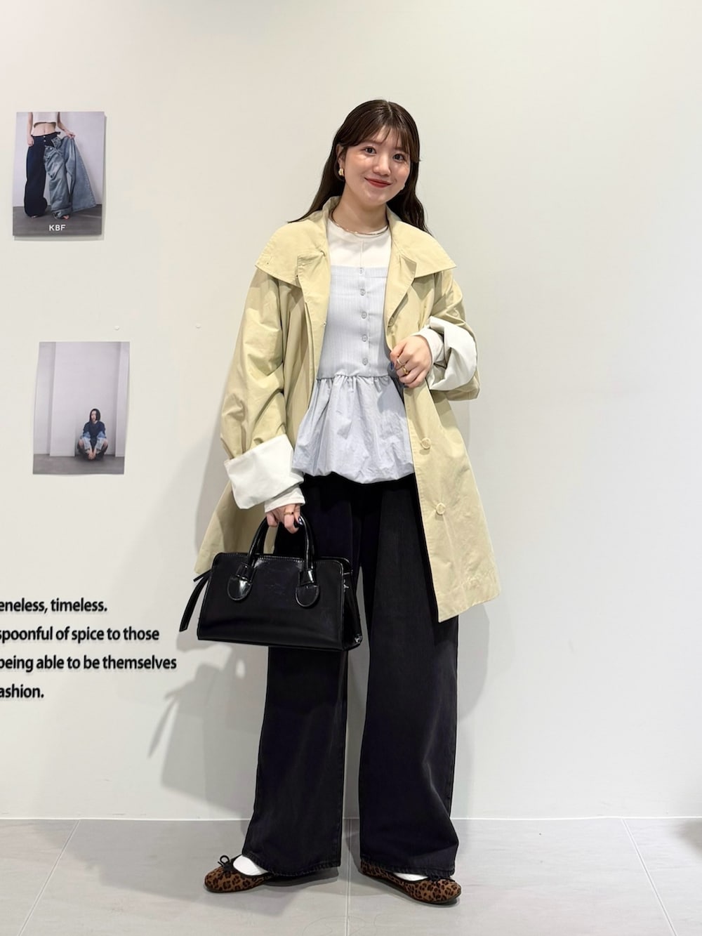 ベージュ系のその他アウター、ホワイト系のTシャツ/カットソー、ブラック系のデニムパンツを着用したレディースの春コーディネートの4枚目の写真