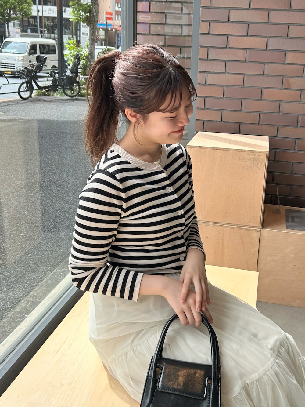 「淡色コーデ、秋コーデ、お出かけコーデ、カーディガン、シンプルコーデ、ロングスカート、休日スタイル、WEARyouthコーデ、チュールスカート、ボーダー、モノトーン、骨格ストレート、大人かわいい、今日のコーデ、チュール」｜「Riberryのベルトモチーフハンドバッグ（ハンドバッグ、ブラック系）」を使った、nanakaさん（骨格ストレート・レディース・155cm）の秋コーディネートの2枚目の写真